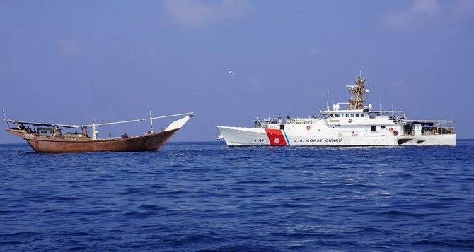 Une vedette de la marine américaine est visible à côté d'un navire qui aurait transporté une cargaison d'armes iraniennes destinées aux Houthis et qui a été saisi le 28 janvier. (File/AFP)