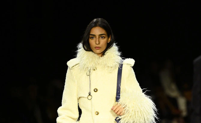 Le top-modèle Nora Attal défile pour Burberry