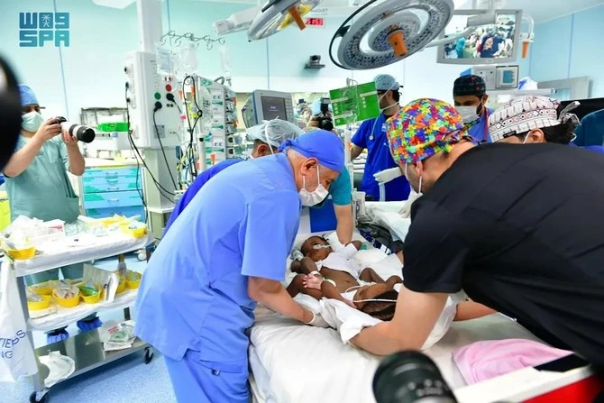 Des chirurgiens saoudiens entament une opération complexe de quatorze heures pour séparer des jumelles siamoises nigérianes