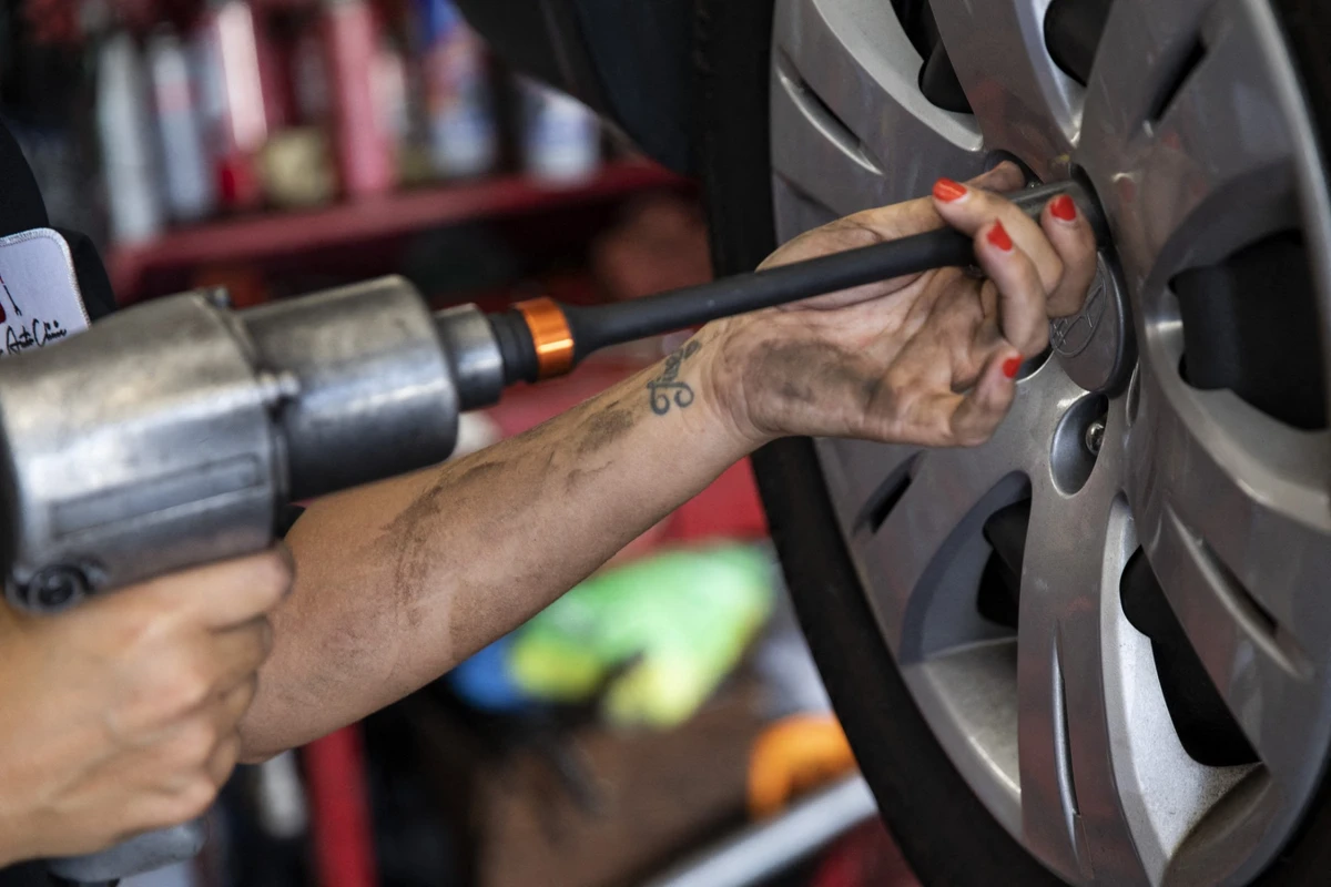 Garagistes, carrossiers: les formations automobiles grandissent et se féminisent