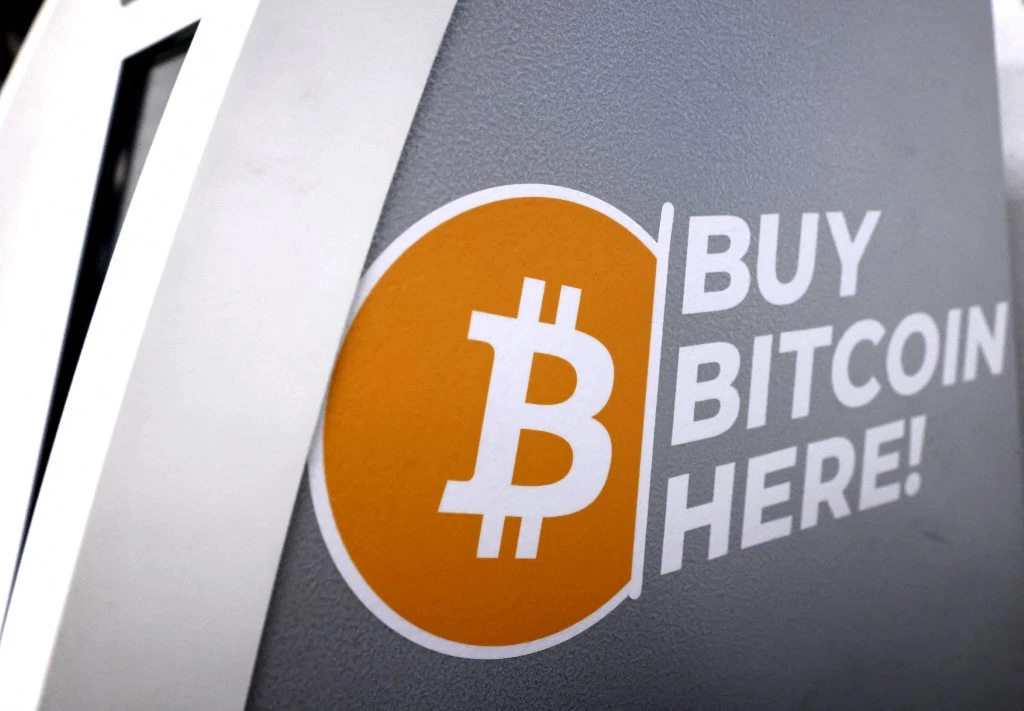 Le bitcoin dépasse 60000 dollars, s'approchant de son record historique