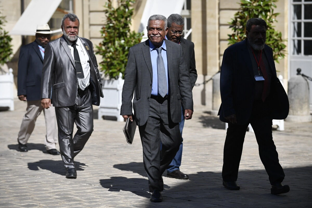 Le président du gouvernement de Nouvelle-Calédonie Louis Mapou (au centre) arrive pour participer à une réunion avec les dirigeants politiques calédoniens et les membres du groupe de travail "nickel" à l'Hôtel Matignon à Paris le 6 septembre 2023. (Photo Julien de Rosa AFP)
