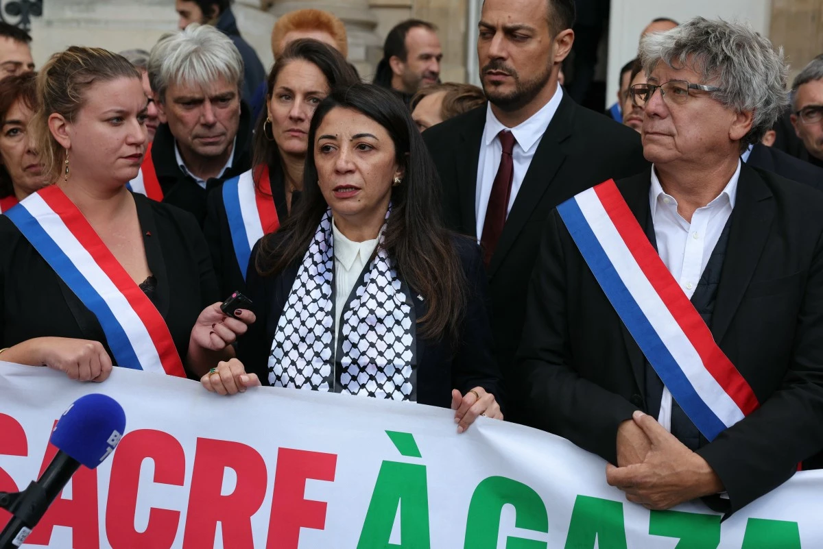 La représentante de l'Autorité palestinienne en France Hala Abou-Hassira (au centre) et la coalition de gauche NUPES - les députés du parti de gauche français La France Insoumise (LFI) Mathilde Panot (à gauche) et Eric Coquerel (à droite) se rassemblent à l'Assemblée nationale française à Paris le 7 novembre 2023, en tenant une banderole indiquant "Arrêtez le massacre à Gaza et en Cisjordanie, cessez le feu immédiatement". (Photo pThomas Samson AFP)