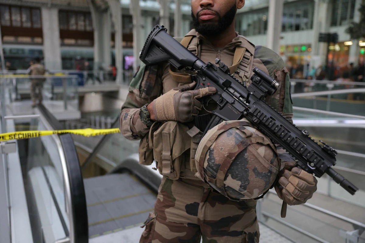 Tentatives d'assassinat gare de Lyon: le suspect écroué