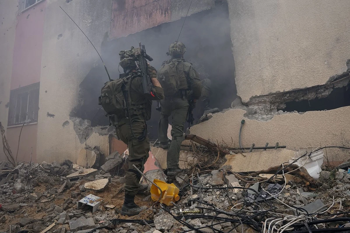 Cette photo diffusée par l'armée israélienne le 4 février 2024 montre des troupes israéliennes opérant à Khan Yunis, dans le sud de la bande de Gaza, dans le cadre des combats entre Israël et le Hamas. (Photo de l'armée israélienne / AFP)