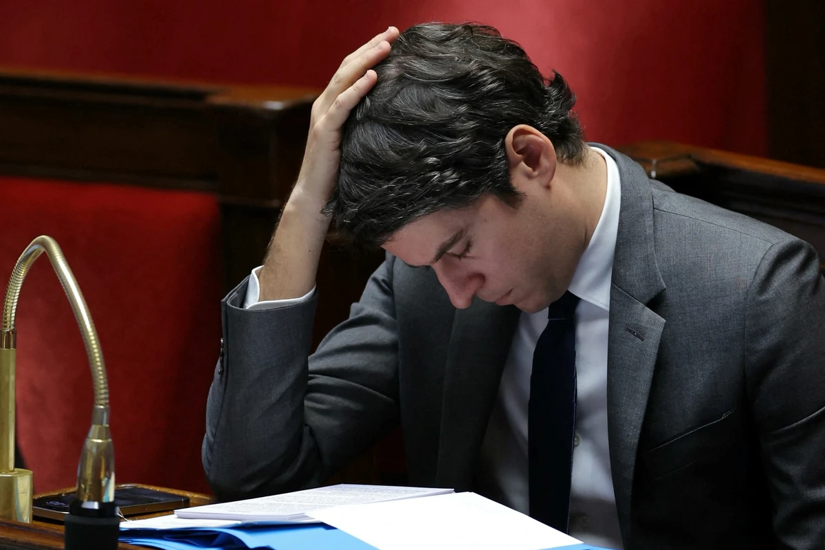 Un gouvernement Attal au complet mais déjà affaibli