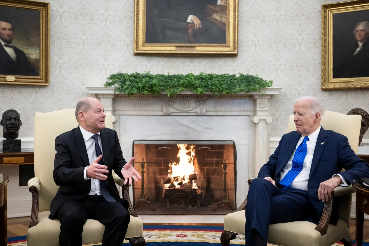 Ukraine: Biden et Scholz font pression ensemble sur le Congrès américain