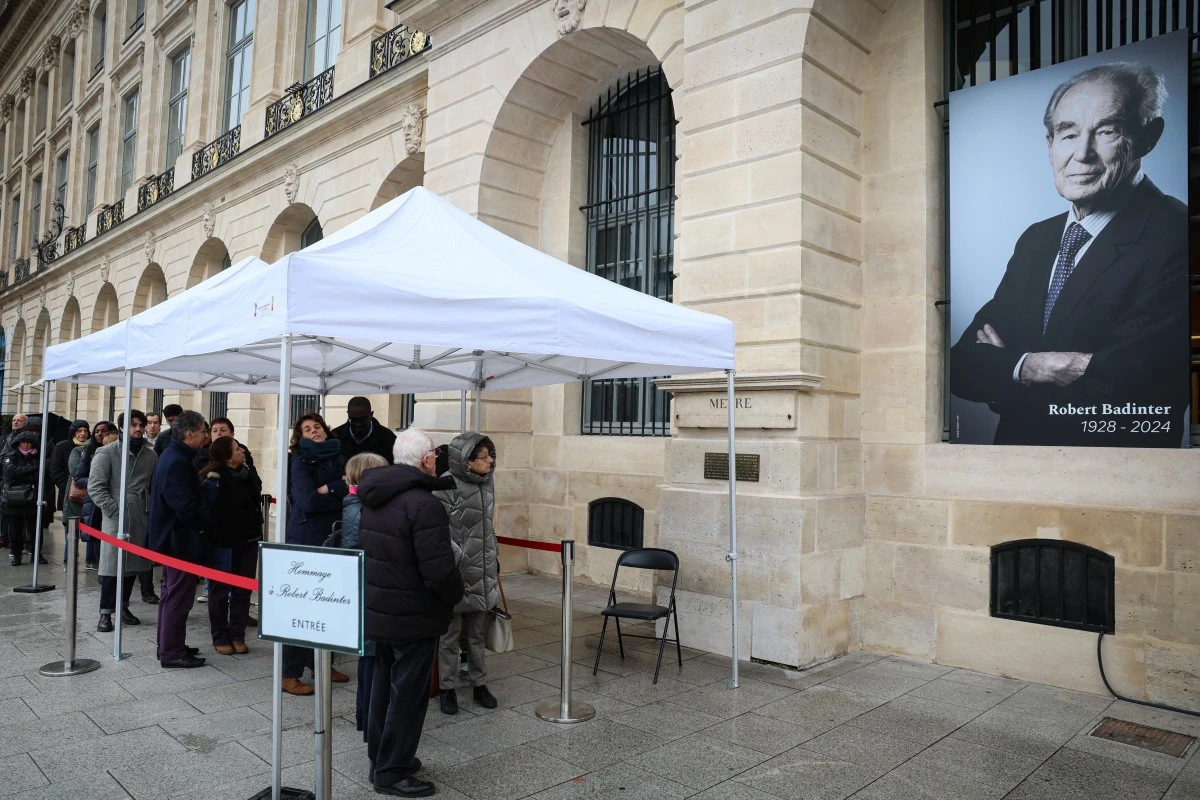 L'hommage national à Robert Badinter aura lieu mercredi place Vendôme