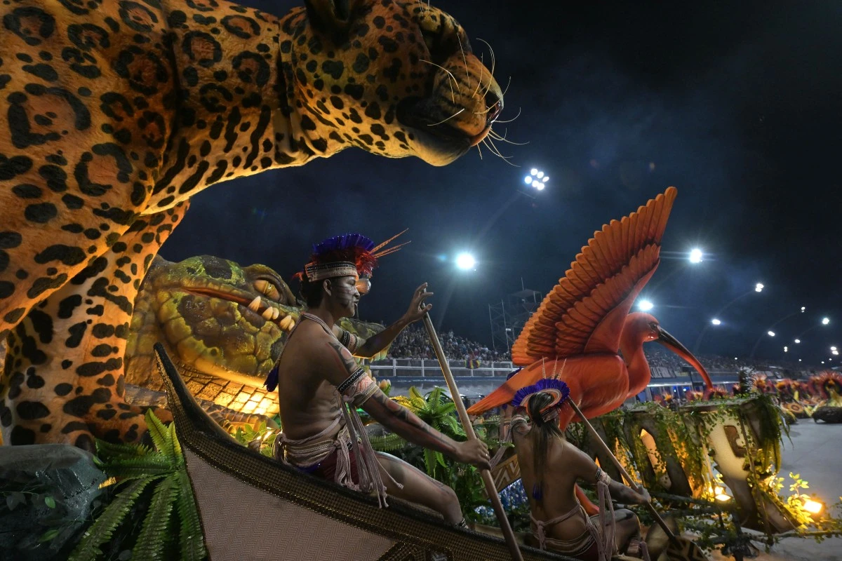 Les participants de l'école de samba Tom Maior se produisent lors de la deuxième nuit du carnaval au Sambadrome de Sao Paulo, au Brésil, le 11 février 2024. (Photo Nelson Almeida AFP)