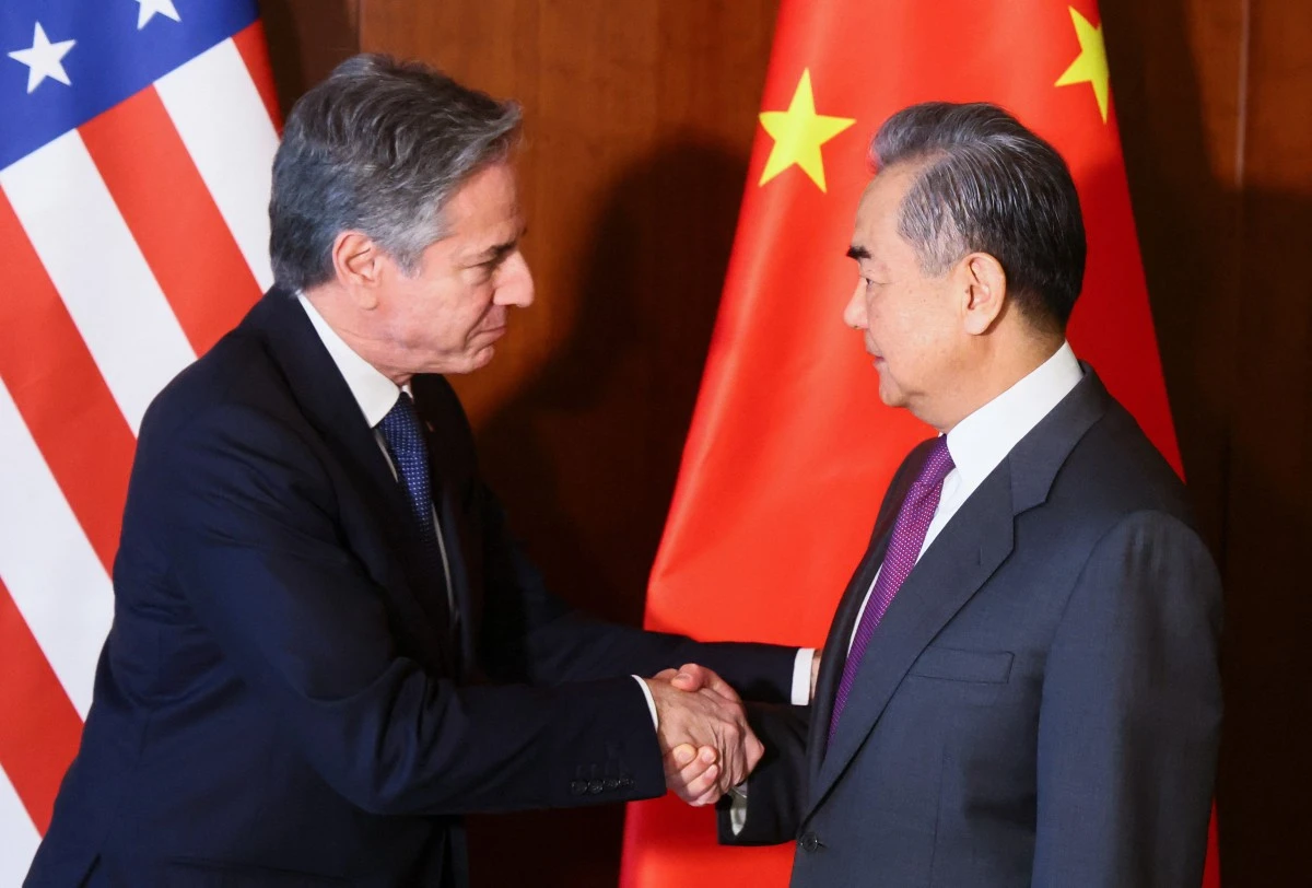 Le secrétaire d'État américain Antony Blinken (à gauche) et le ministre chinois des Affaires étrangères Wang Yi se serrent la main lors de leur rencontre à la 60e Conférence de Munich sur la sécurité (MSC) à l'hôtel Bayerischer Hof à Munich, le 16 février 2024. (Photo par Wolfgang Rattay Pool AFP)