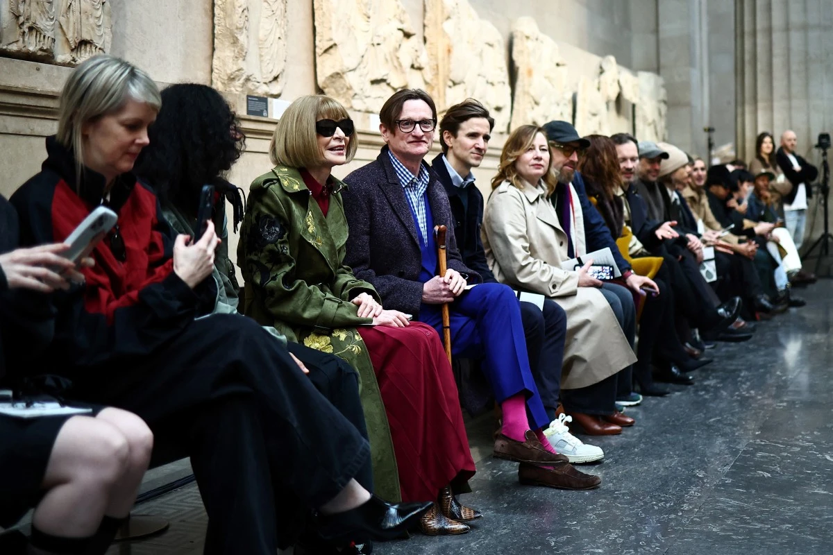 La rédactrice en chef de Vogue et directrice artistique de Conde Nast, Anna Wintour (au centre), assise devant les marbres du Parthénon, également connus sous le nom de marbres d'Elgin, au British Museum, avant le défilé de la collection automne/hiver 2024 d'Erdem lors de la Semaine de la mode de Londres, le 17 février 2024. (Photo Henry Nicholls AFP)