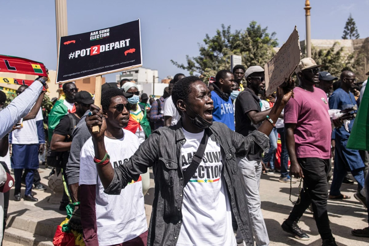 Présidentielle au Sénégal: 15 candidats accusent le président Sall de traîner les pieds