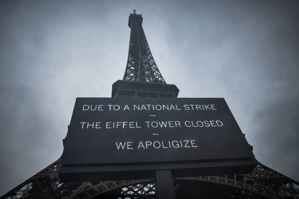 Les touristes privés de tour Eiffel en raison d'une grève reconductible