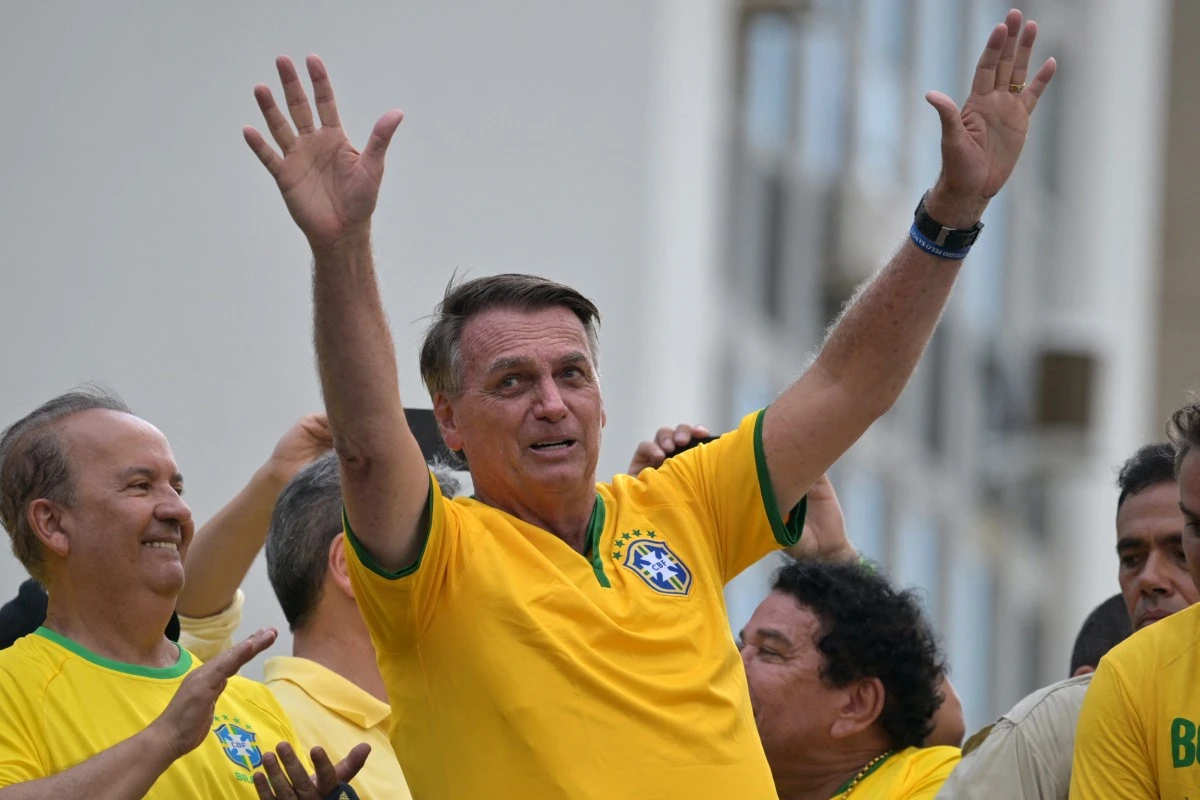 Brésil: devant des milliers de partisans, Bolsonaro dénonce son inéligibilité