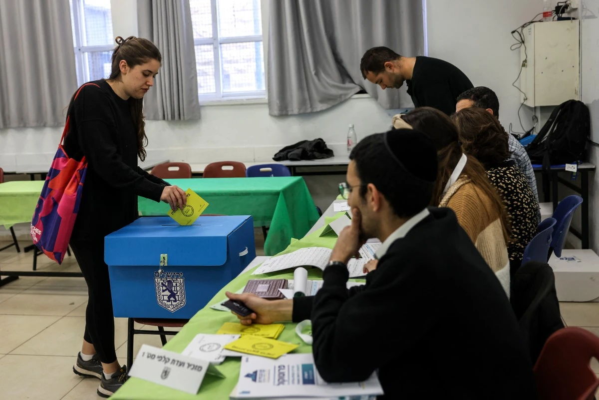 Israël vote sans incident majeur aux municipales reportées par la guerre
