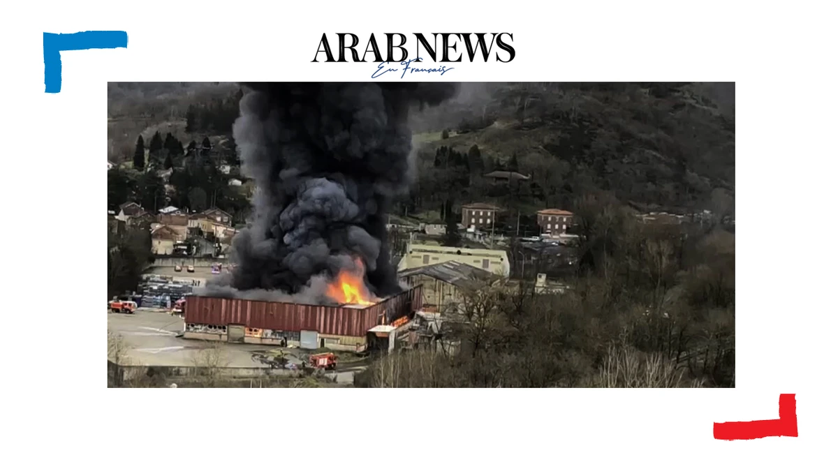 Aveyron: images d'un incendie dans un entrepôt contenant des batteries au lithium