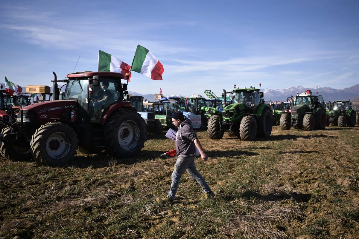Des agriculteurs italiens en tracteur convergent vers Rome