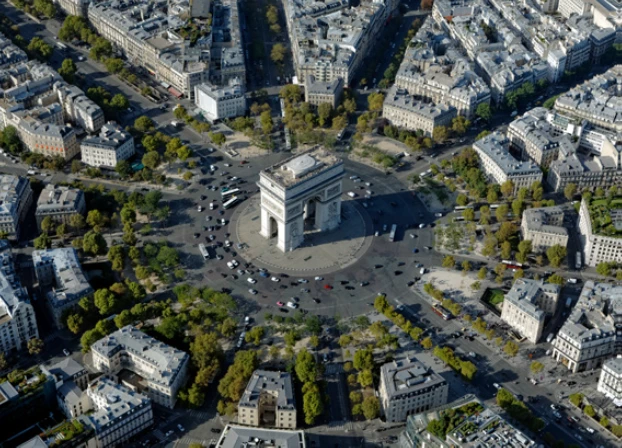 Place de l'Étoile, avant les travaux d'élargissement de l'anneau piétons (fournie)