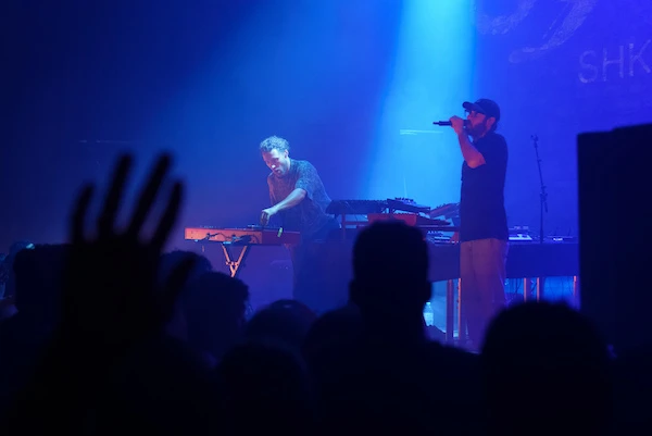 Le duo Shkoon met en scène Ameen Khayr et Thorben Tüdelkopf, jeune allemand producteur de musique électronique (fournie)