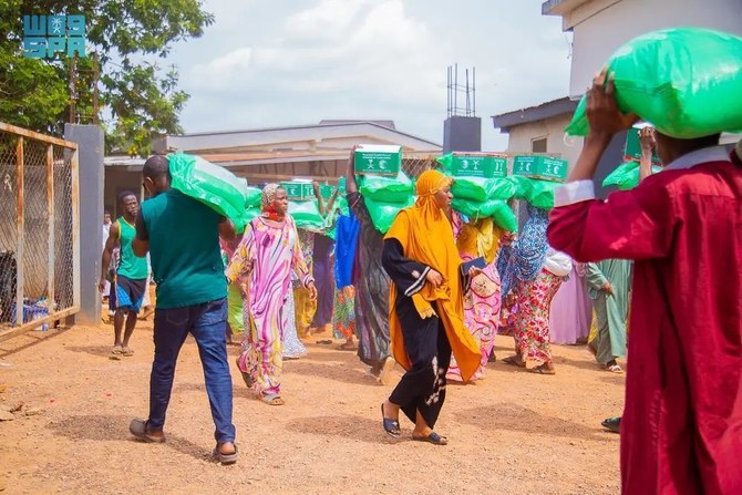 Le centre saoudien KSRelief poursuit ses distributions d'aide alimentaire pendant le ramadan