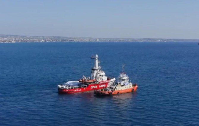 Un premier bateau chargé de vivres au large de Gaza