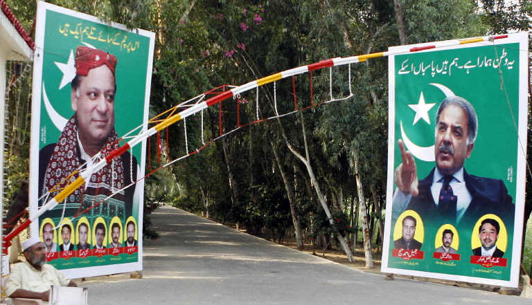 D'immenses posters de l'ancien premier ministre Nawaz Sharif (à gauche) et de son frère Shabaz Sharif sont affichés à l'entrée principale de leur résidence à Lahore, le 9 septembre 2007. (Photo Arif Ali AFP)
