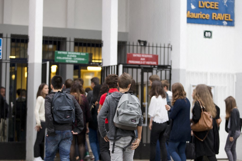 Voile à l'école: plainte et vague d'indignation après le départ d'un proviseur menacé de mort
