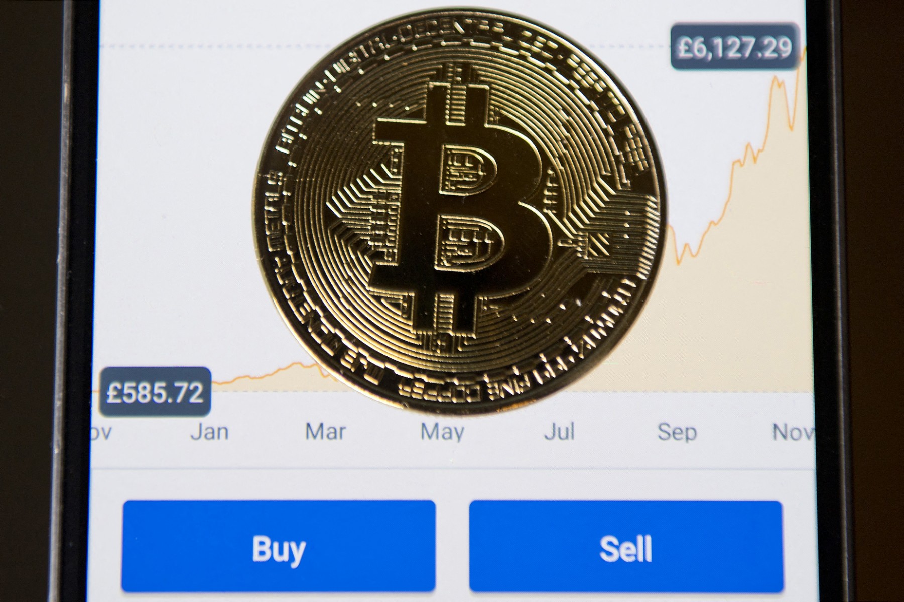 L'or et le bitcoin volent la vedette au dollar, frôlent leurs records