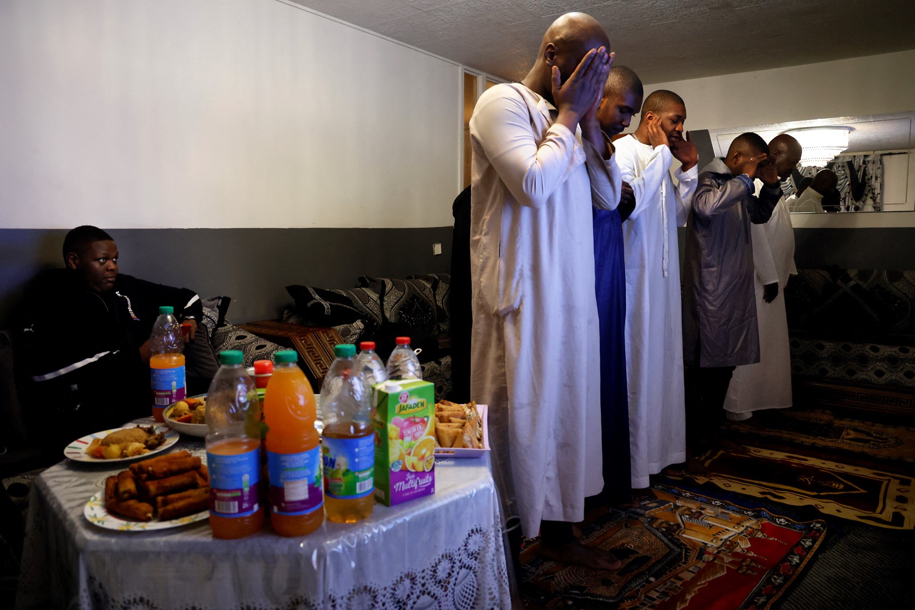 «On se sent encore plus à leur place»: à Paris, un début de ramadan assombri par Gaza