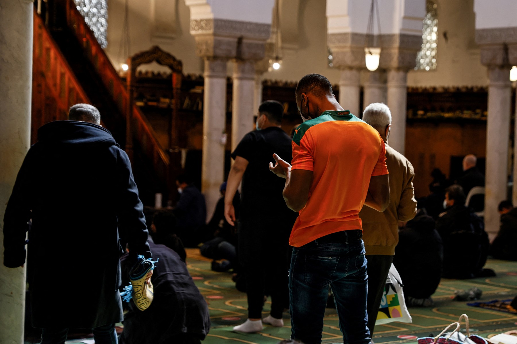 «On se sent encore plus à leur place»: à Paris, un début de ramadan assombri par Gaza