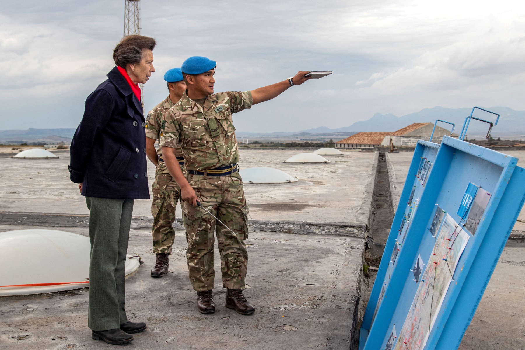 Cette image diffusée par la Force de maintien de la paix des Nations Unies à Chypre (UNFICYP) le 11 janvier 2023 montre la princesse Anne (à gauche), princesse royale, rencontrant des soldats de la paix de l'ONU lors de sa visite de la zone protégée de l'ONU à Nicosie, la capitale divisée de Chypre. (Photo par UNFICYP AFP)
