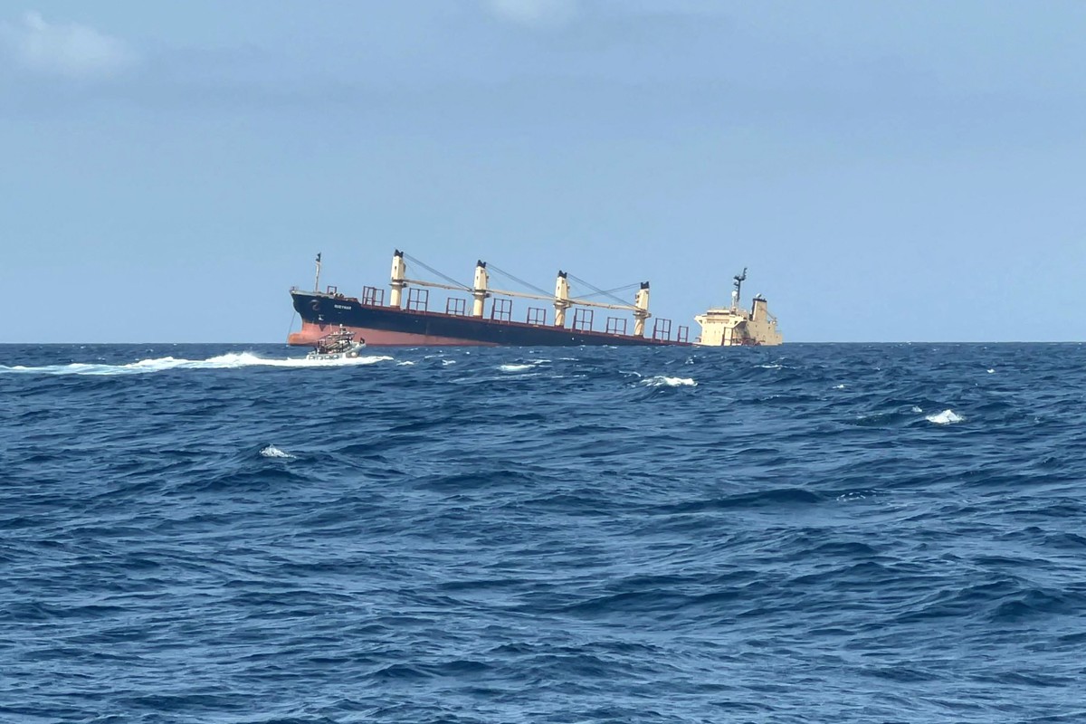 Cette photo prise le 27 février 2024 montre le cargo Rubymar en train de couler au large des côtes du Yémen. Le Rubymar, un cargo battant pavillon bélizien, immatriculé au Royaume-Uni et exploité par le Liban, transportant des engrais combustibles, a été endommagé lors d'un tir de missile le 25 février, revendiqué par les militants huthis soutenus par l'Iran. (Photo de l'AFP)