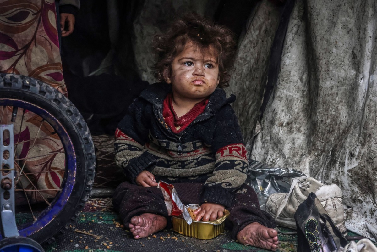 A Gaza, des habitants affamés se battent pour une boîte de thon