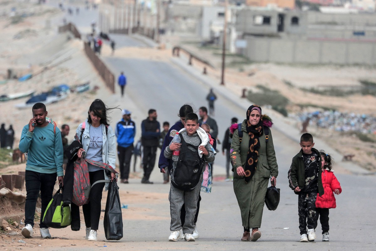 Des personnes fuyant l'hôpital Al-Shifa et ses environs dans la ville de Gaza, atteignent le centre de la bande de Gaza le 21 mars 2024. Le 21 mars, l'armée israélienne a lancé un raid sur Al-Shifa, le plus grand hôpital de Gaza, où, selon l'armée, le Hamas opérait au milieu des patients et des civils déplacés. (Photo AFP)