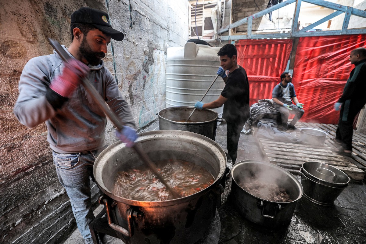Des bénévoles préparent des repas pour les personnes qui rompent le jeûne pendant le mois sacré du Ramadan lors d'un repas de masse "iftar" (rupture du jeûne) organisé par des membres du camp de réfugiés Barbara, à Rafah, dans le sud de la bande de Gaza, le 24 mars 2024, dans le cadre du conflit actuel entre Israël et le groupe militant Hamas. (Photo Mohammed Abed AFP)