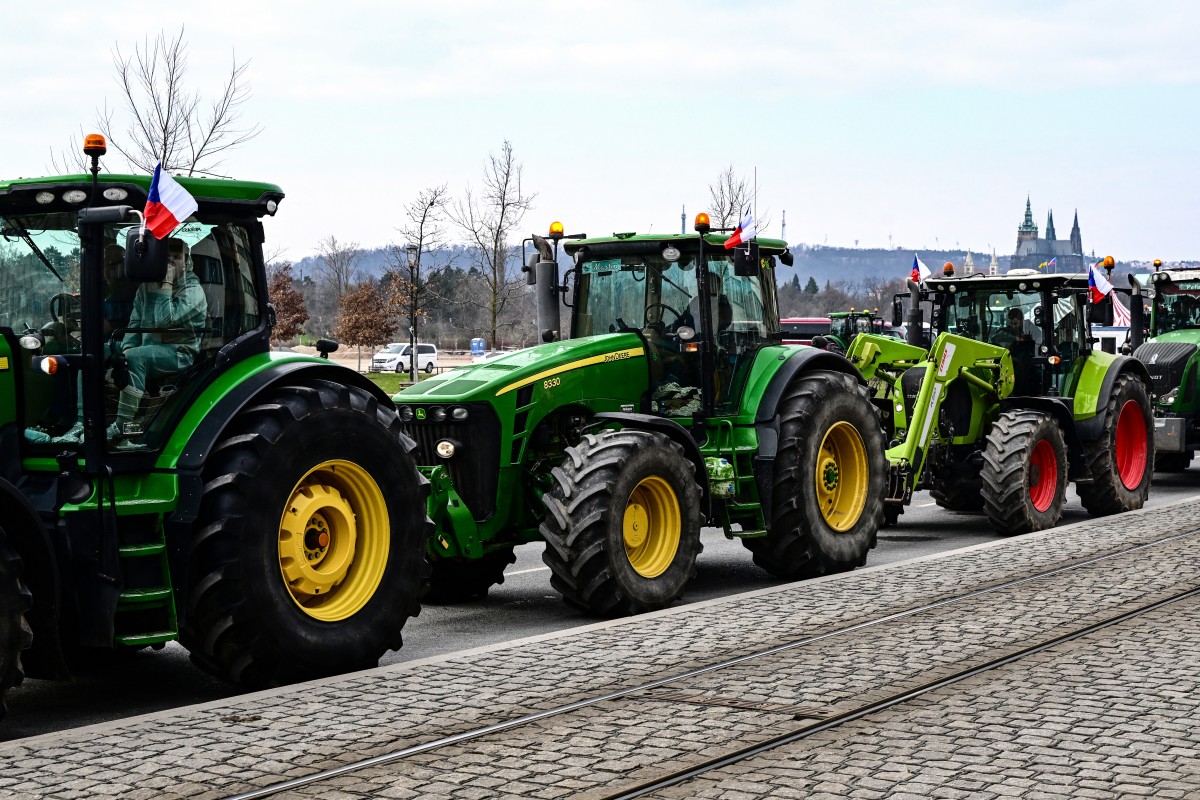 Les tracteurs envahissent Prague contre le gouvernement tchèque et l'UE