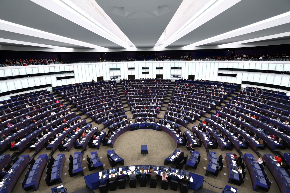 Intelligence artificielle: les eurodéputés adoptent une loi «historique»