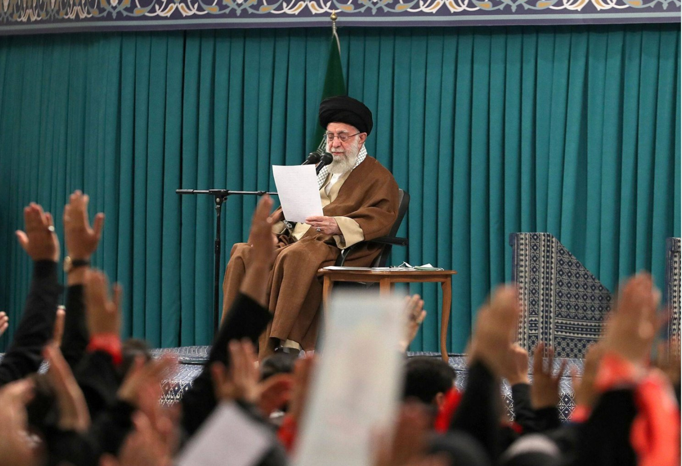 Khomenei : «Les médias affectent l'ennemi plus que les missiles, les avions et les drones»