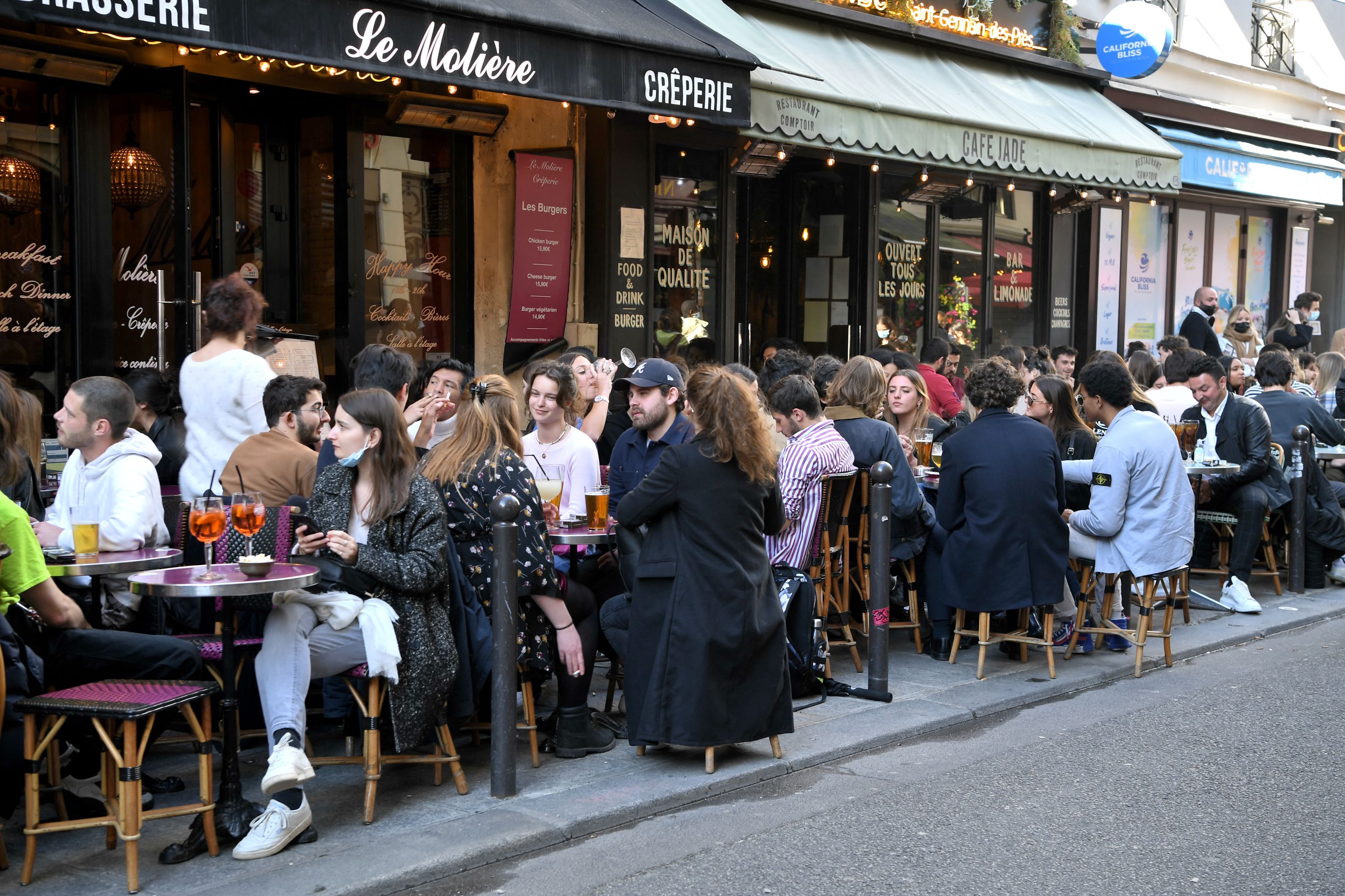 JO-2024: les restaurateurs parisiens défendent leurs terrasses estivales