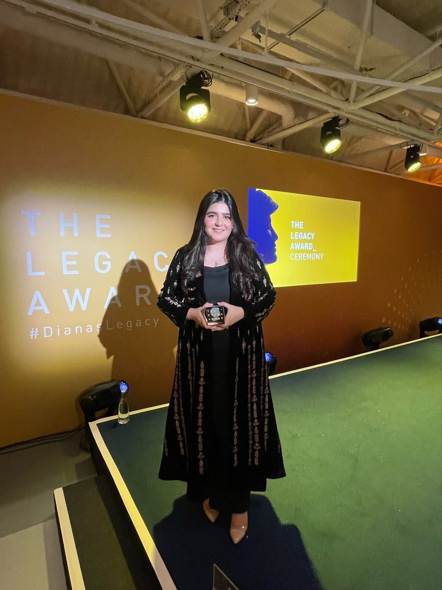 Première femme pakistanaise lauréate du prestigieux Diana Legacy Award, Alizey Khan pose avec son prix à Londres, au Royaume-Uni, le 14 mars 2024. (Photo Fournie)