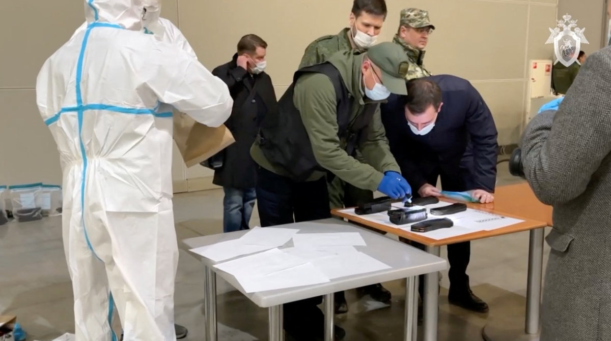 Une capture d'écran tirée d'une vidéo diffusée le 23 mars 2024 montre des enquêteurs russes travaillant sur les lieux de l'attentat contre le Crocus City Hall à Krasnogorsk, dans la région de Moscou.&nbsp; (Distribution via REUTERS)