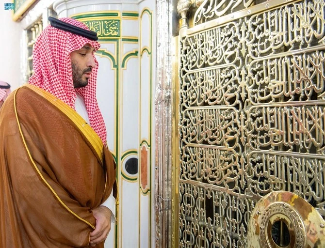 Le prince héritier prie à la Mosquée du prophète et accueille des citoyens lors de sa visite à Médine