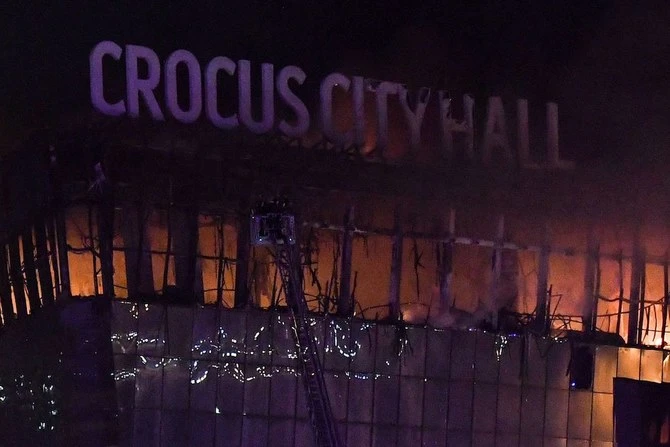 Les pompiers éteignent un incendie majeur dans le Crocus City Hall après une fusillade à Krasnogorsk, près de Moscou, le 22 mars 2024. (AFP)