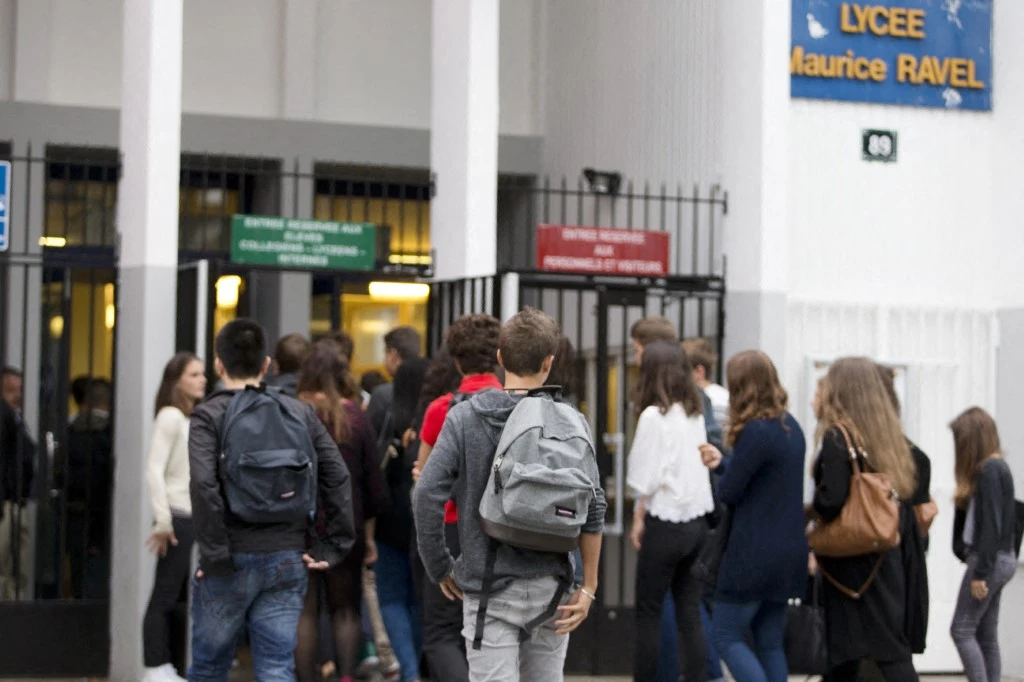 Voile à l'école: plainte et vague d'indignation après le départ d'un proviseur menacé de mort