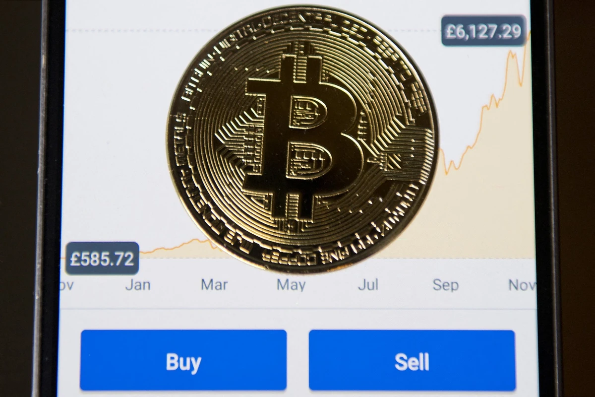 L'or et le bitcoin volent la vedette au dollar, frôlent leurs records