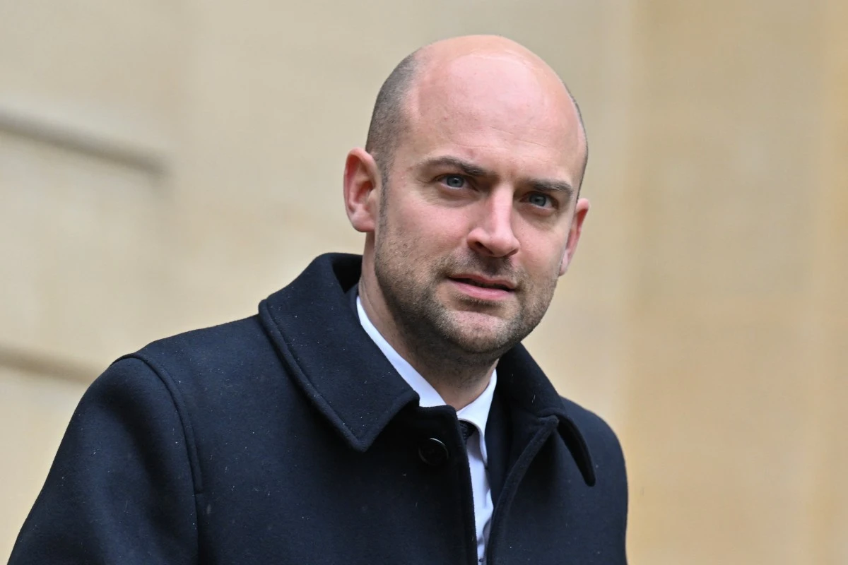 Le ministre délégué aux Affaires européennes, Jean-Noël Barrot, quitte la salle après un «séminaire de travail» ministériel avec le Premier ministre français à l'hôtel Matignon, à Paris, le 10 février 2024. (Photo Miguel Medina AFP)