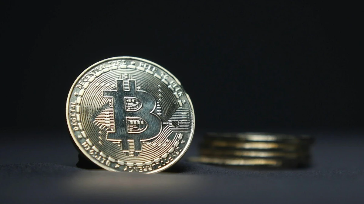 Le bitcoin poursuit sa course folle, nouveau record à plus de 72.000 dollars