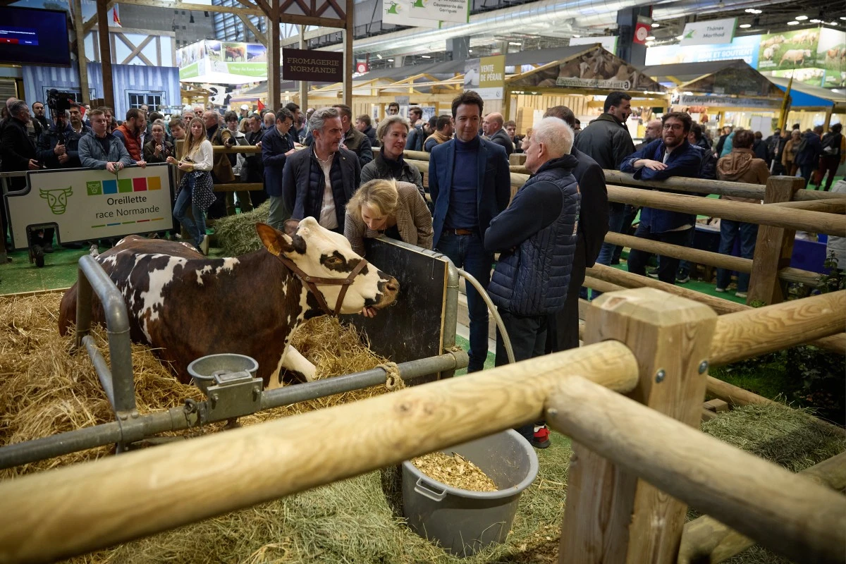 Action à l'Arc de Triomphe et sifflets au Salon de l'agriculture: la colère n'est pas éteinte