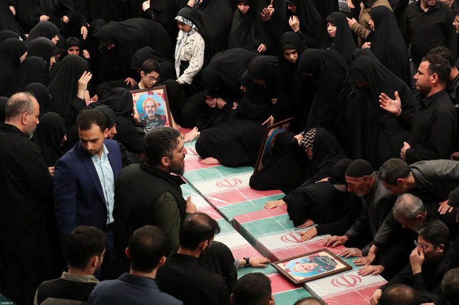 Iran: des milliers de personnes rendent hommage aux militaires tués à Damas