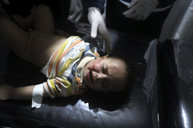 Des médecins palestiniens soignent un enfant blessé lors d'un bombardement israélien à Rafah, vendredi 19 avril 2024. (AP)